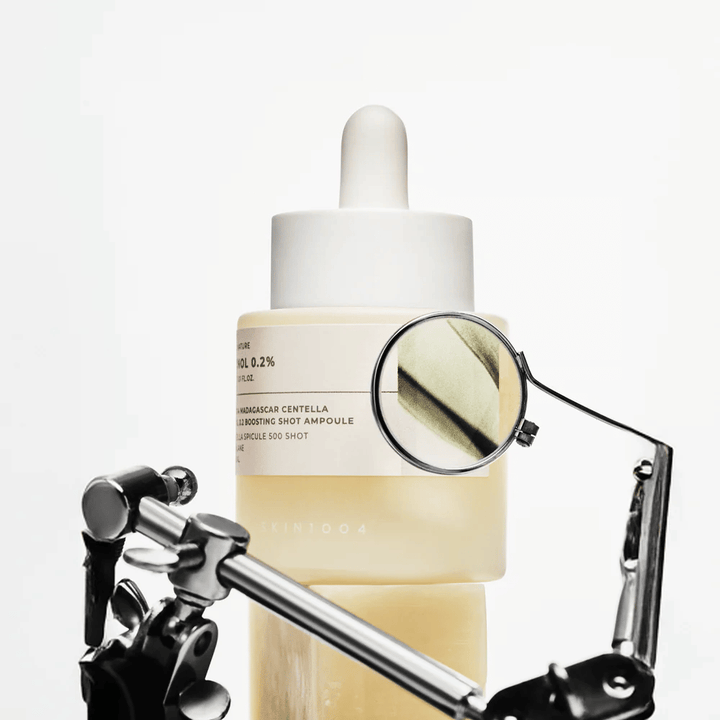 Detaljebillede af SKIN1004 Madagascar Centella Retinol 0.2 Boosting Shot Ampoule som fremhæver aktiv formel med retinol, centella spicule og squalane for effektiv hudfornyelse.