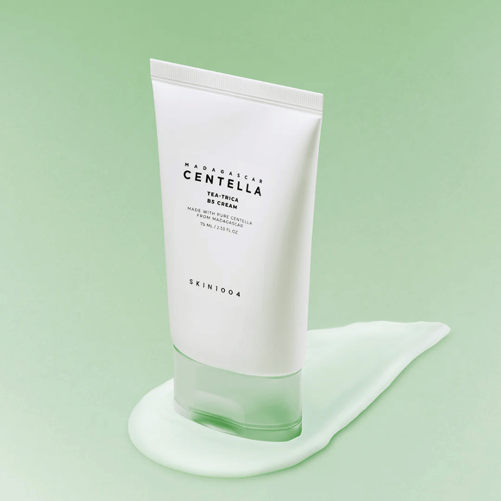 Fugtgivende ansigtscreme med panthenol og centella, som styrker hudbarrieren og giver en beroligende effekt på følsom hud
