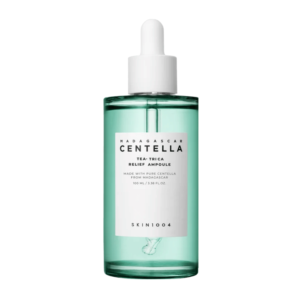 Grøn gennemsigtig flaske med hvid etiket og pipette – SKIN1004 Madagascar Centella Tea-Trica Relief Ampoule 100 ml mod hvid baggrund.