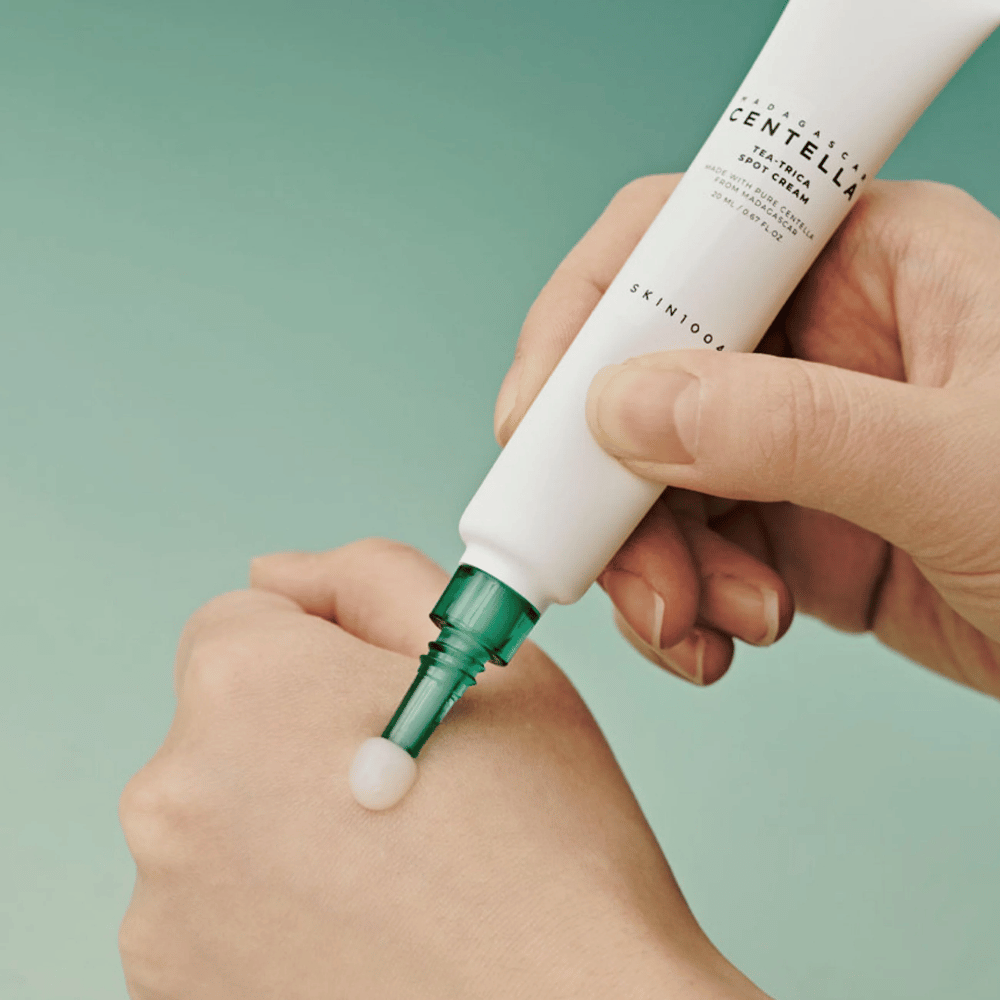 Anvendelse af SKIN1004 Madagascar Centella Tea-Trica Spot Cream på huden – målrettet behandling mod bumser, urenheder og betændte områder.