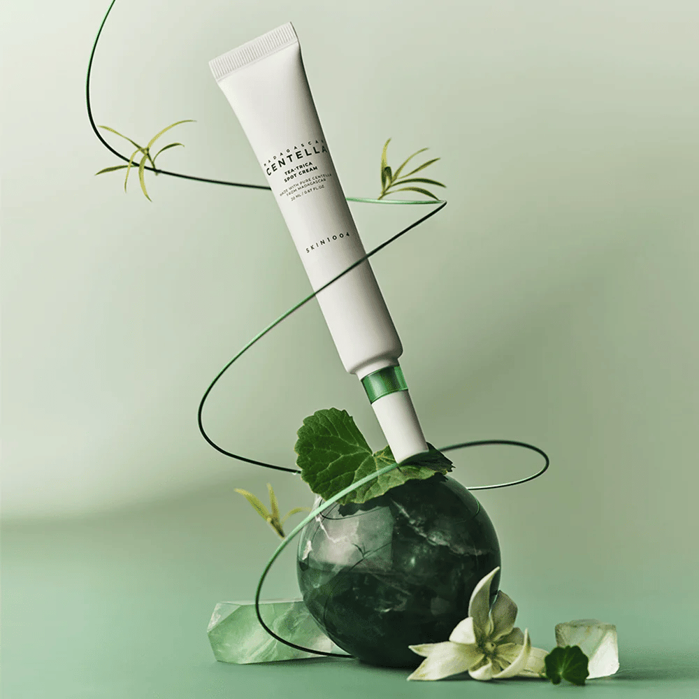 SKIN1004 Tea-Trica Spot Cream med centella asiatica og botaniske elementer – koreansk aknecreme for at berolige irritation og reducere rødme.