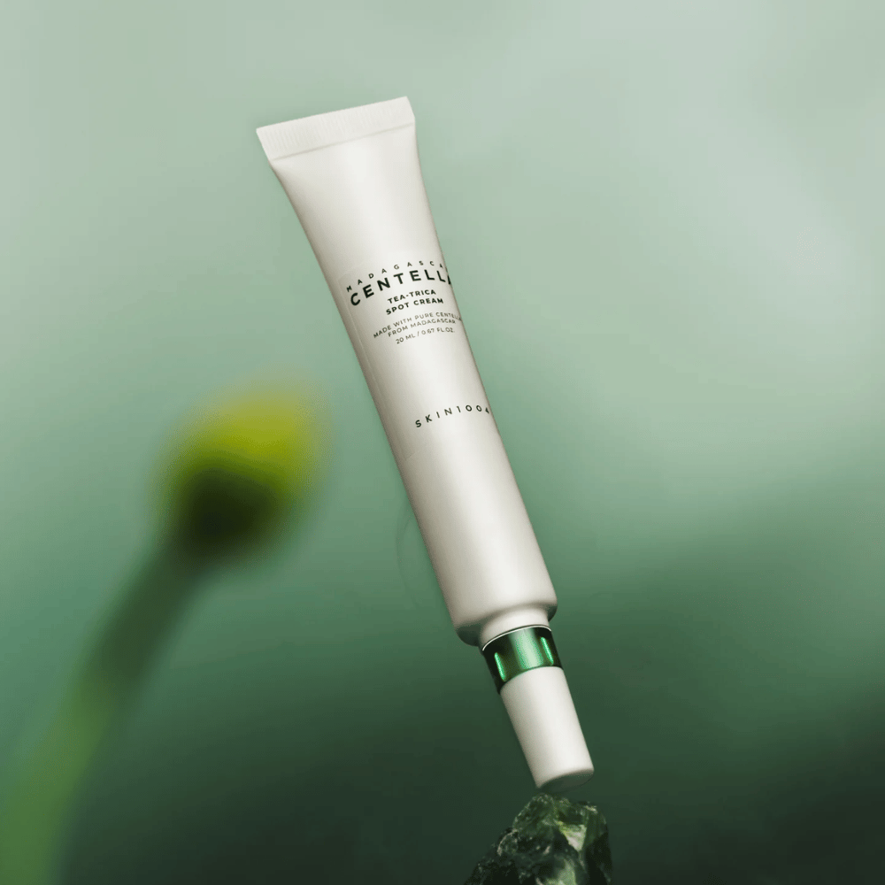 SKIN1004 Madagascar Centella Tea-Trica Spot Cream svævende mod grøn baggrund – effektiv spot treatment for akne-udsat hud med centella fra Madagaskar.