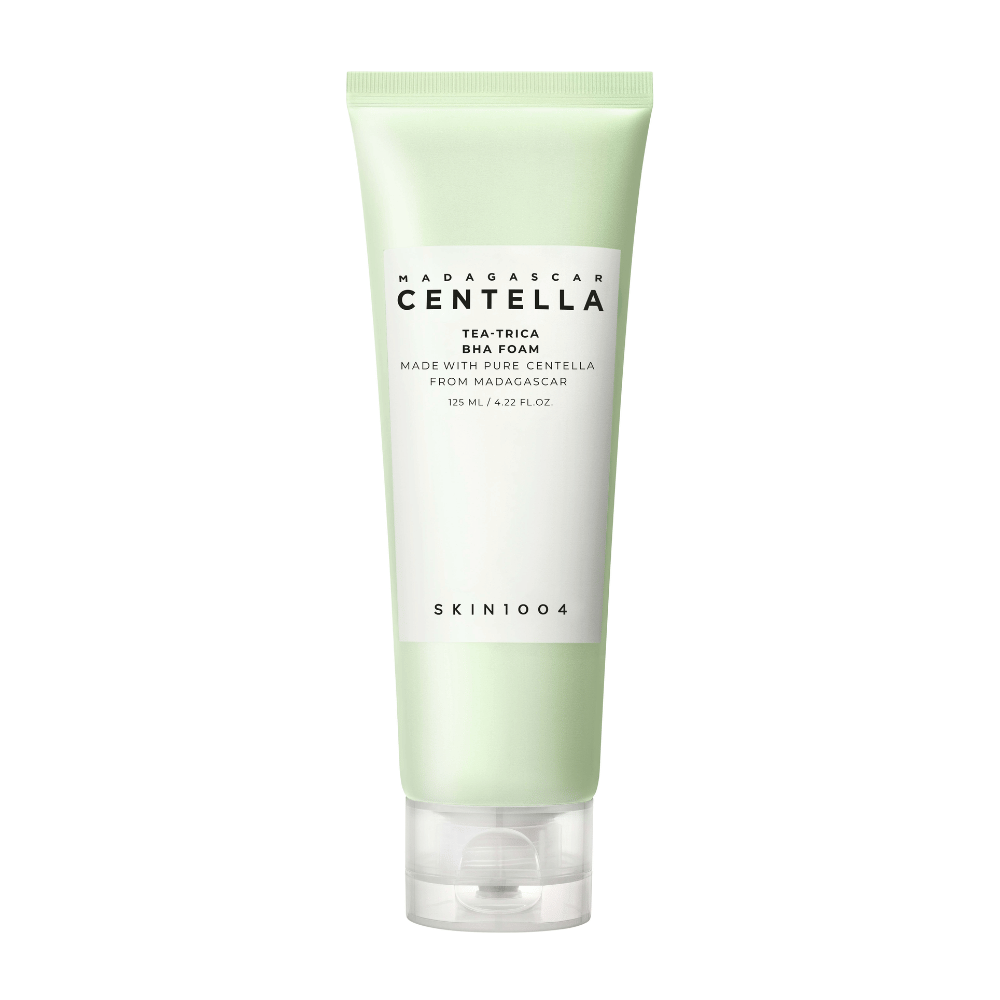 Produktet "Madagascar Centella Tea-trica BHA Foam" præsenteres i en grøn og hvid tube. Den er designet til at rense huden og indeholder ren Centella fra Madagaskar. Volumen er 125 ml.