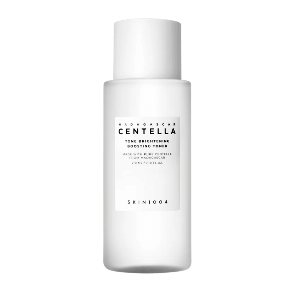Produktbillede på SKIN1004 Madagascar Centella Tone Brightening Boosting Toner – en hvid, elegant flaske med minimalistisk design og sort tekst.