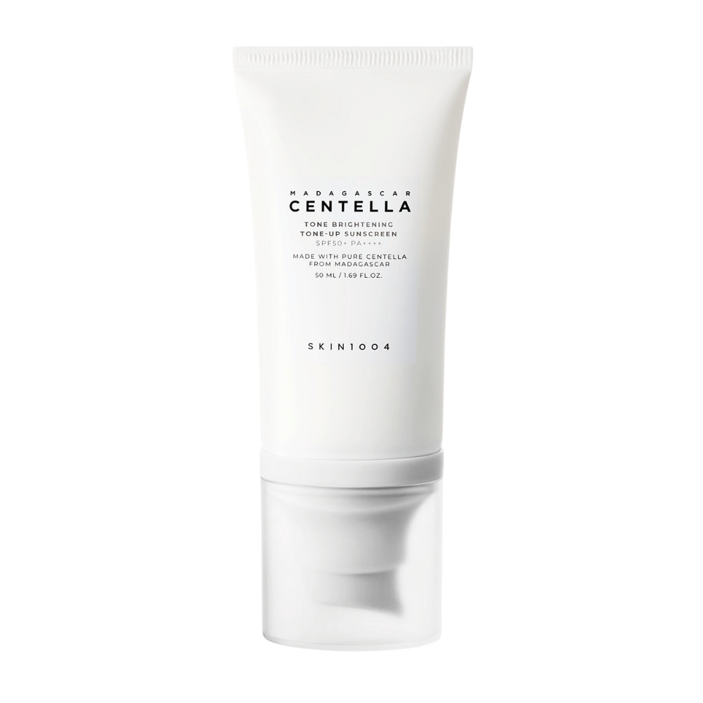 En tube med Madagascar Centella Tone Brightening Tone-Up Sunscreen fra SKIN1004. Tuben er hvid med sort tekst og indeholder 50 ml. Produktet har SPF 50+ PA++++ og er fremstillet med ren Centella fra Madagaskar.