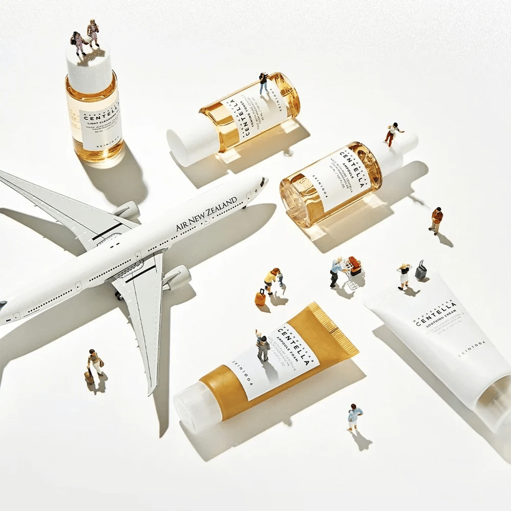 Madagascar Centella Travel Kit indeholder alle nødvendige produkter til en komplet hudplejerutine. Den er perfekt til rejser og inkluderer let renseolie, ampoule foam, toning toner, ampoule og beroligende creme for at fugte og berolige huden.