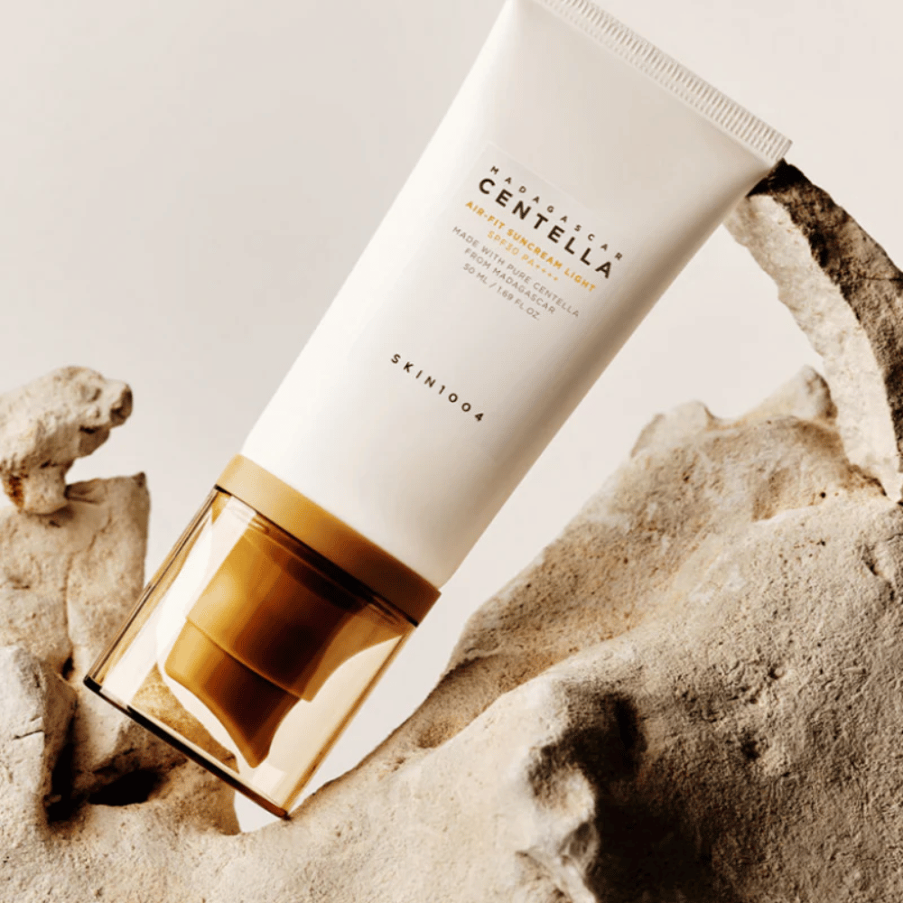 SKIN1004 Madagascar Centella Air-Fit Suncream Light SPF30 – fugtgivende solbeskyttelse som hjælper med at styrke hudbarrieren og give et naturligt, friskt resultat.