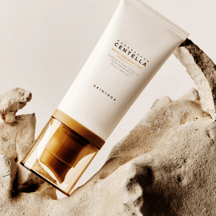 SKIN1004 Madagascar Centella Air-Fit Suncream Light SPF30 – fugtgivende solbeskyttelse som hjælper med at styrke hudbarrieren og give et naturligt, friskt resultat.