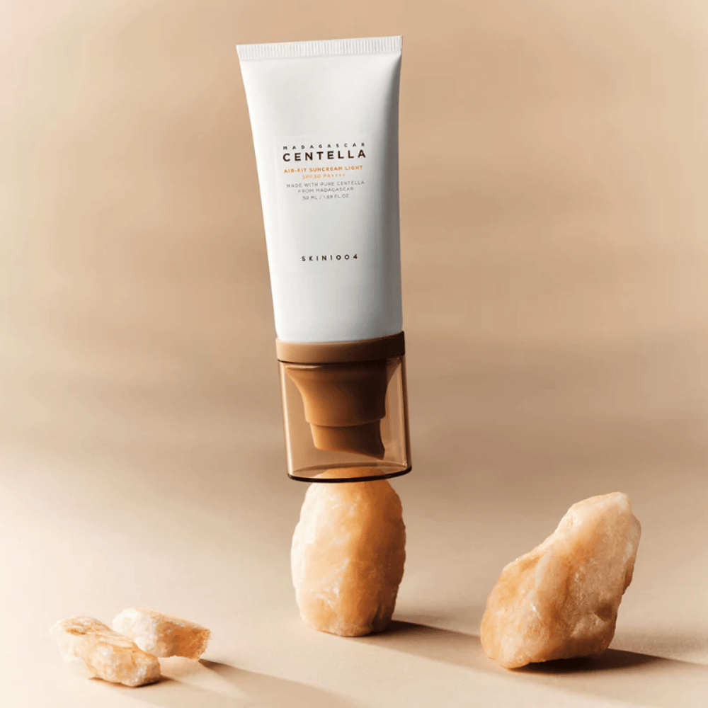 SKIN1004 Madagascar Centella Air-Fit Suncream Light – koreansk solcreme med let formel som absorberes hurtigt og hjælper med at berolige huden med centella asiatica.
