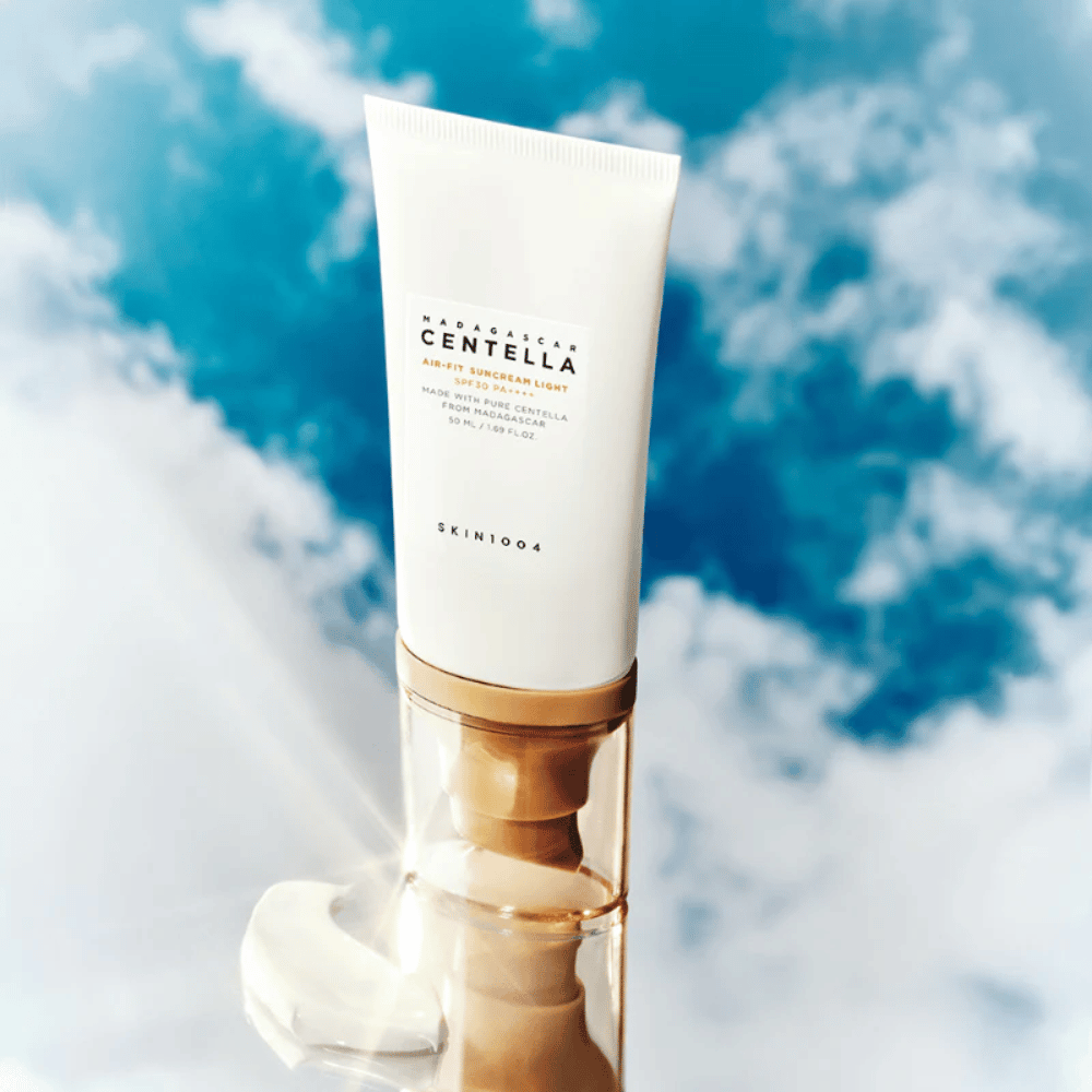 SKIN1004 Madagascar Centella Air-Fit Suncream Light SPF30 PA++++ – let solcreme med centella asiatica som beskytter huden mod UV-stråling og giver fugt uden at føles tung.