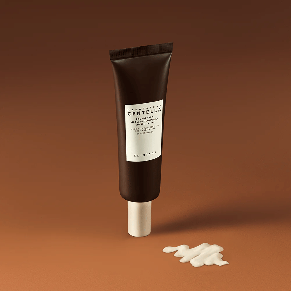 SKIN1004 Madagascar Centella Probio-Cica Glow Sun Ampoule har en silkeblød, let tonet formel, der smelter ind i huden. Den beskytter med SPF50+ PA++++, fugter dybt og giver en naturlig glød – perfekt til daglig brug.