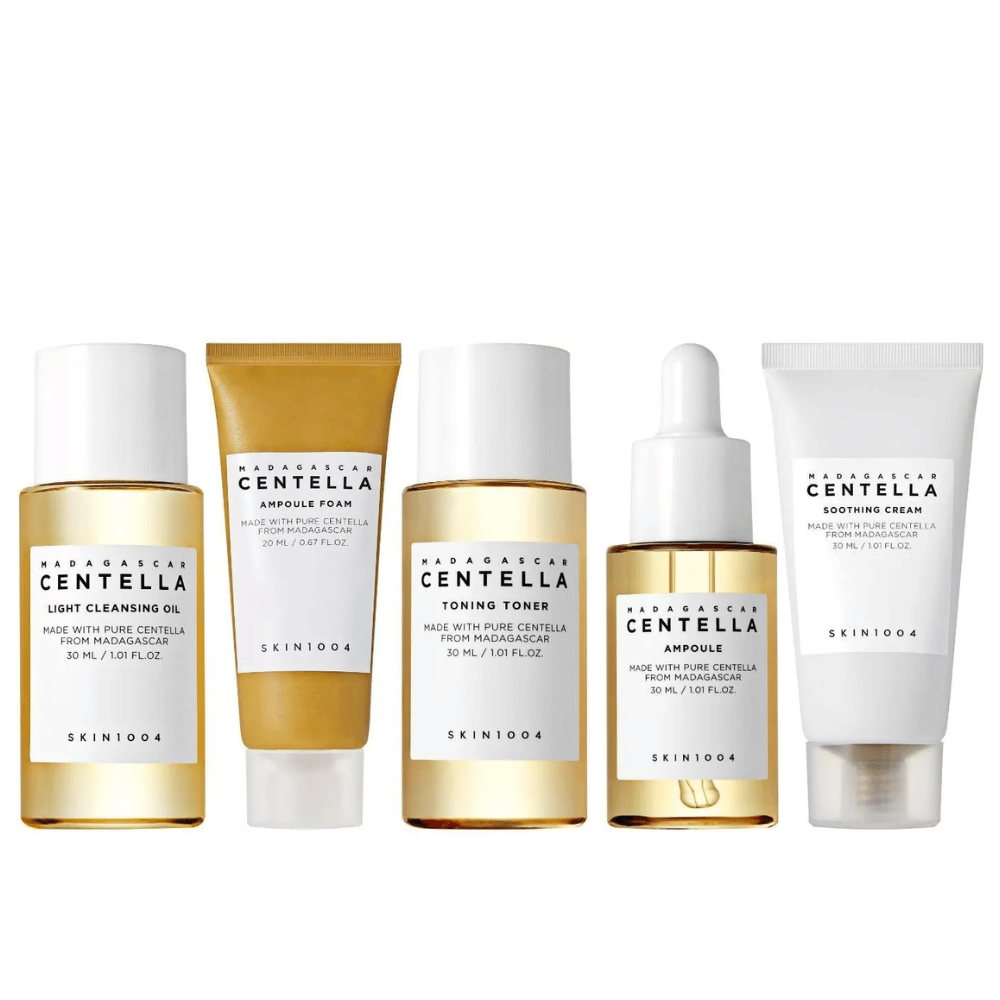 Madagascar Centella Travel Kit indeholder fem produkter til en komplet hudplejerutine. Inkluderer let renseolie, ampoule foam, toning toner, ampoule og beroligende creme. Perfekt til at fugte og berolige huden, uanset hvor du er.