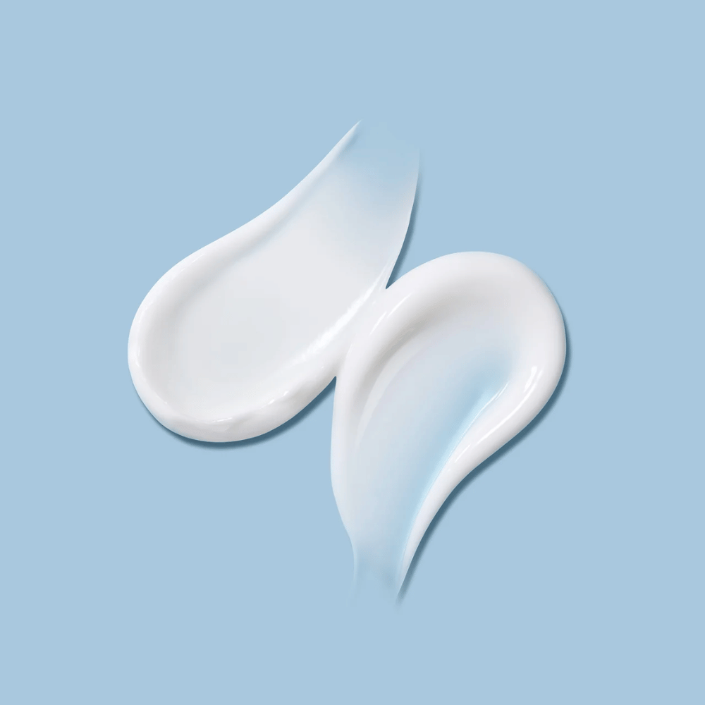 Tekstur af MADECA Cream Time Reverse Zero – silkeblød og let creme, der giver intensiv fugt uden at føles fedtet på huden.