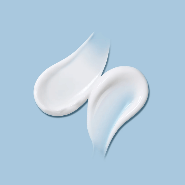 Tekstur af MADECA Cream Time Reverse Zero – silkeblød og let creme, der giver intensiv fugt uden at føles fedtet på huden.