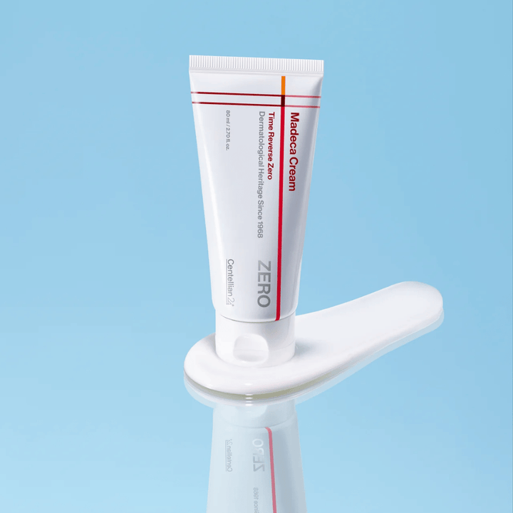 MADECA Cream Time Reverse Zero påført på cremetekstur – blød og let ansigtscreme, der absorberes hurtigt og passer til følsom og stresset hud.