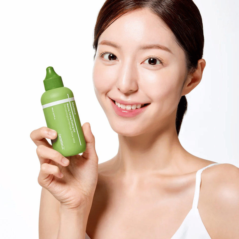 Centellian24 Madeca Matcha Toning Peeling Gel i hånd – koreansk ansigtspeeling som hjælper med at eksfoliere huden skånsomt og forbedre hudens glød.