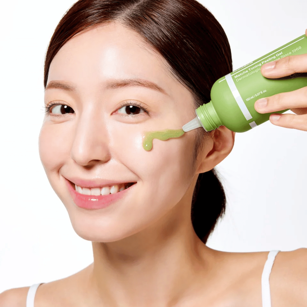 Person som applicerer Centellian24 Madeca Matcha Toning Peeling Gel – mild peeling som hjælper med at fjerne døde hudceller og gøre huden blødere og mere strålende.