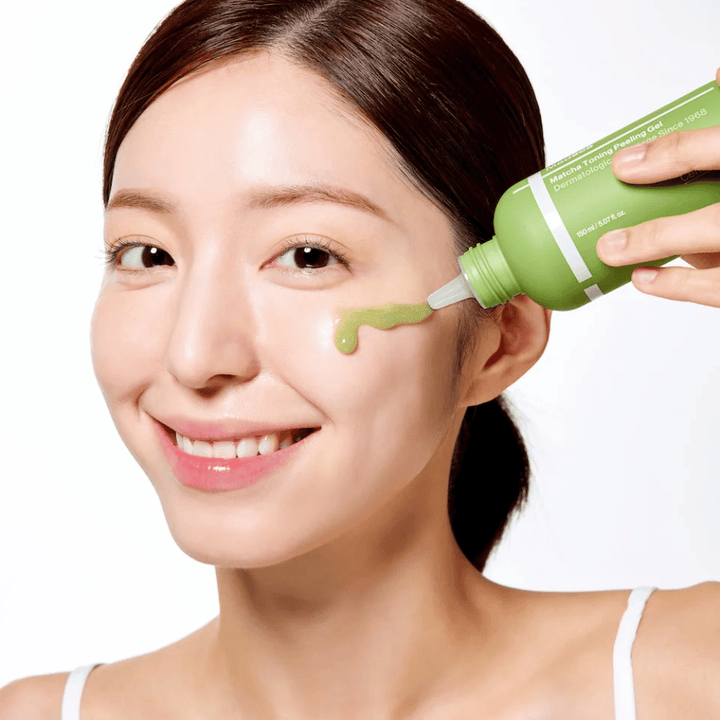 Person som applicerer Centellian24 Madeca Matcha Toning Peeling Gel – mild peeling som hjælper med at fjerne døde hudceller og gøre huden blødere og mere strålende.