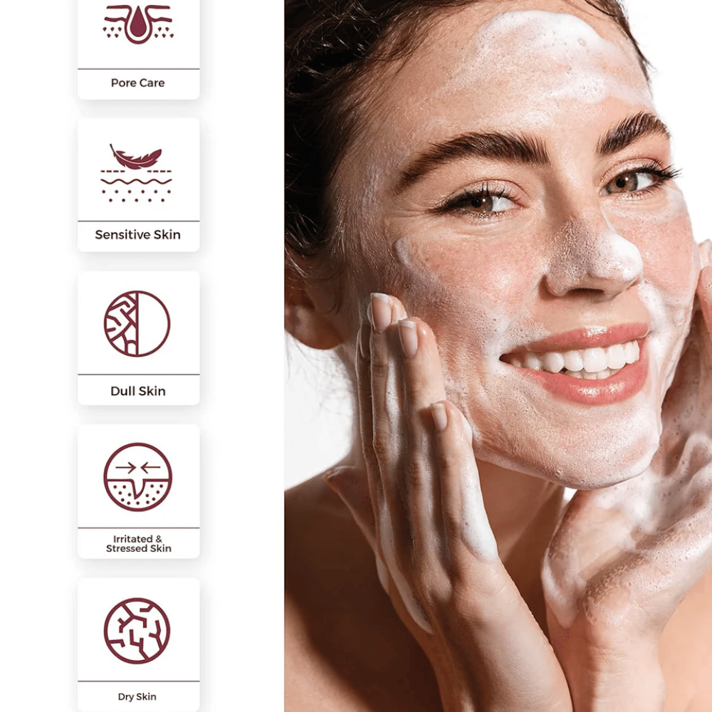 Person der bruger Centellian24 Madeca Amino Acid Cleansing Foam – mild koreansk ansigtsrens der skaber et blødt skum og hjælper med at rense porer og berolige følsom hud.