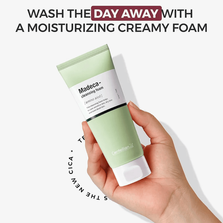 Centellian24 Madeca Amino Acid Cleansing Foam i hånd – koreansk ansigtsrens med aminosyrer og Centella Asiatica der giver et cremet skum og renser huden skånsomt uden at udtørre.