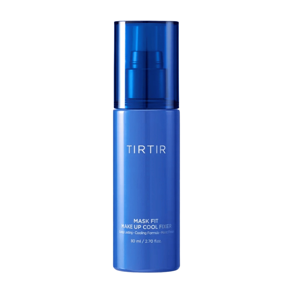 En blå sprayflaske med "TIRTIR Mask Fit Make Up Cool Fixer" på etiketten. Flaskens design er elegant og moderne, og den indeholder 80 ml (2,70 fl. oz.) af et produkt, der tilbyder en langvarig og kølende finish til makeup.