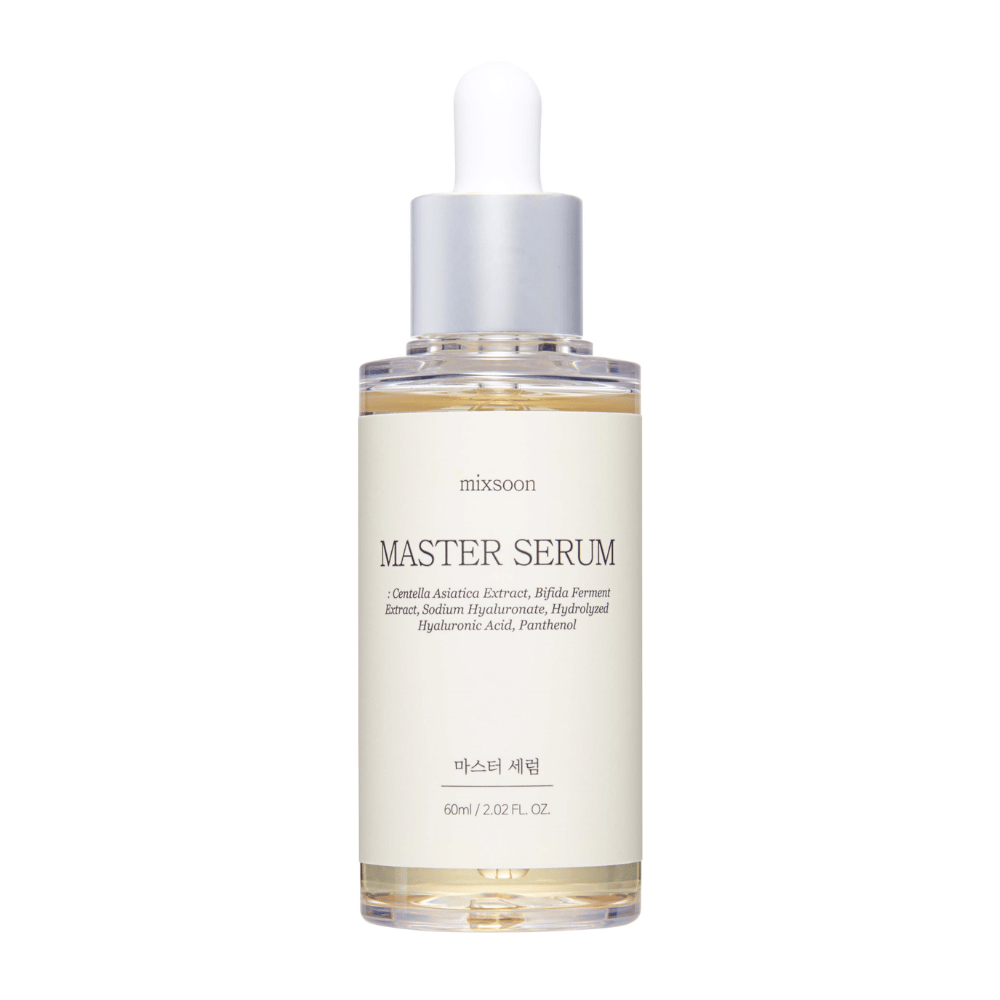 Mixsoon Master Serum i en gennemsigtig glasflaske med sølvfarvet pipette, indeholdende beroligende og fugtgivende ingredienser som Centella Asiatica og hyaluronsyre for en strålende hud.