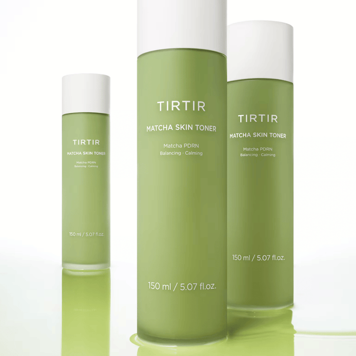 TIRTIR Matcha Skin Toner ansigtsvand med matcha, som fugter i dybden, styrker hudbarrieren og giver en balanceret glød.