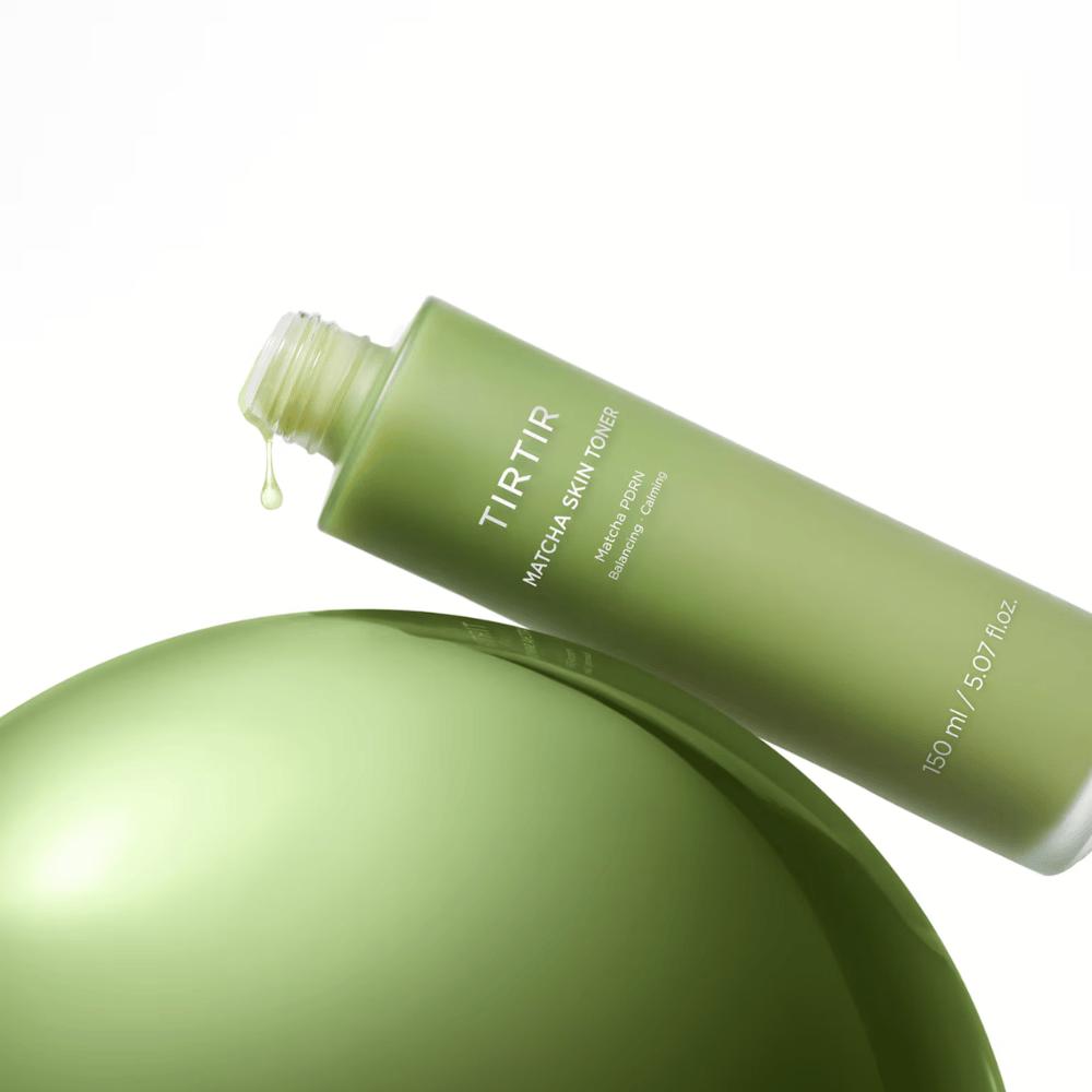 TIRTIR Matcha Skin Toner med matcha PDRN som balancerer huden, beroliger irritation og giver fugt for en frisk og ensartet hudtone.