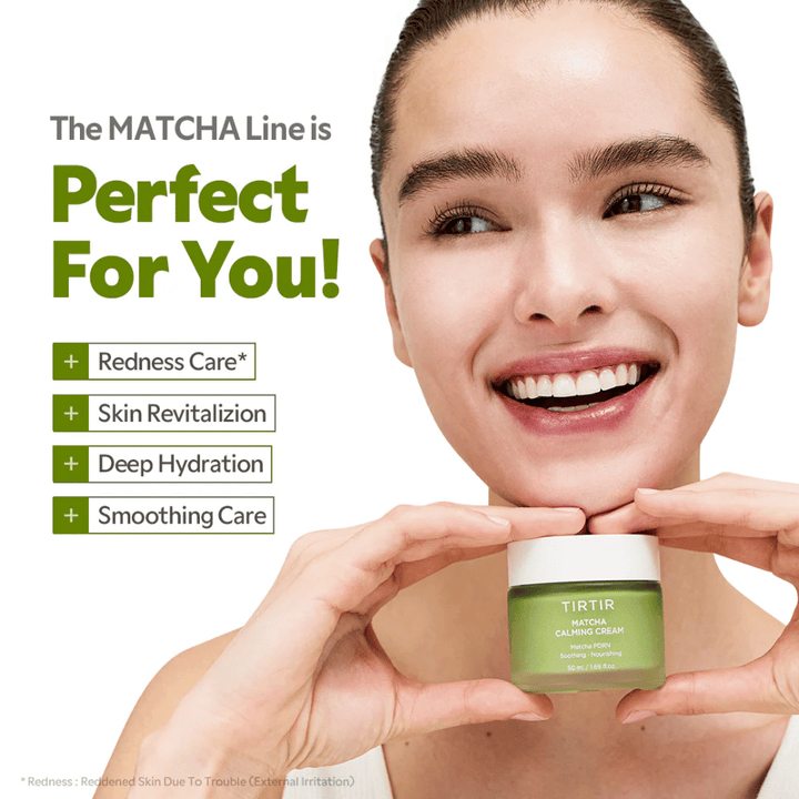Kvinde holder TIRTIR Matcha Calming Cream som beroliger rød hud, giver dyb fugt og styrker hudbarrieren for en sund glow.