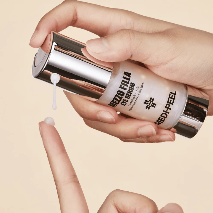 Påføring af MEDI-PEEL Mezzo Filla Eye Serum på fingerspids – let øjenserum, der absorberes hurtigt og giver intensiv fugt samt anti-age-effekt.