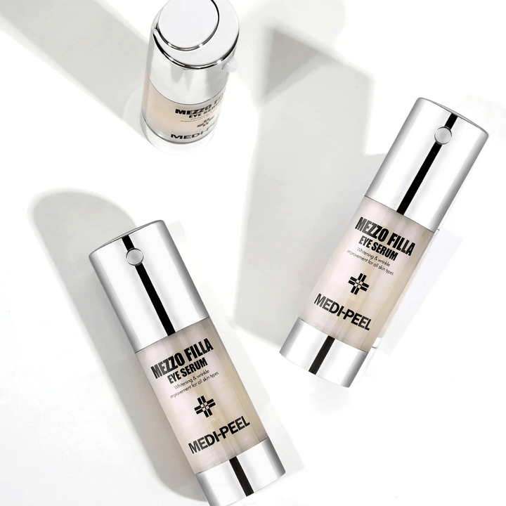 MEDI-PEEL Mezzo Filla Eye Serum fra flere vinkler – koreansk øjenserum med peptider og hyaluronsyre for fastere hud og reducerede rynker omkring øjnene.