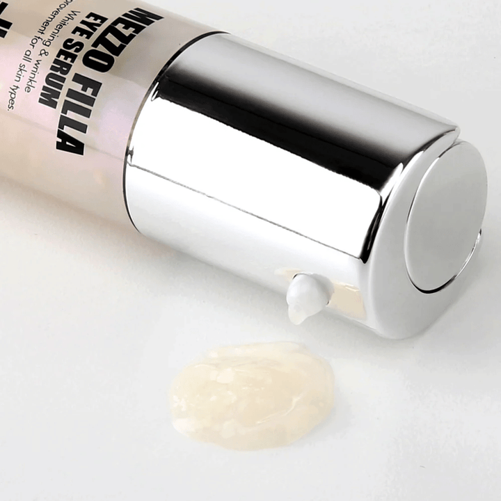 MEDI-PEEL Mezzo Filla Eye Serum i sølvforpakning med synlig serumtekstur – koreansk øjenserum, der fugter, plumper og modvirker fine linjer omkring øjnene.