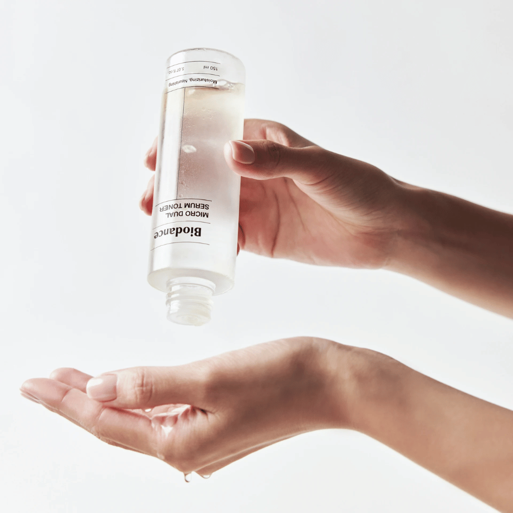 Biodance Micro Dual Serum Toner påføres i hånden – fugtgivende og nærende ansigtstoner med serumfølelse for tør og følsom hud