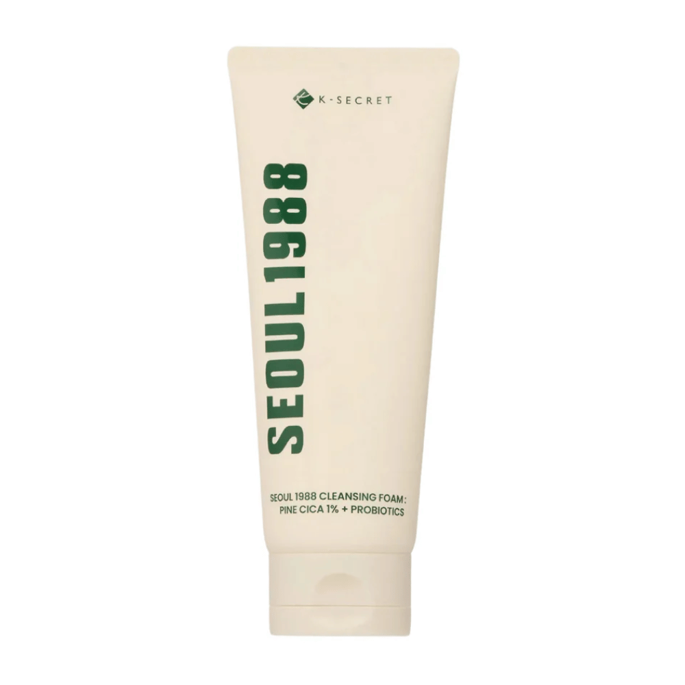 SEOUl 1988 Cleansing Foam - Pine Cica 1% + Probiotics
En dybderensende skumrens beriget med Pine Cica og probiotika for at berolige og balancere huden. Perfekt til at fjerne urenheder og genoprette hudens naturlige fugtbarriere uden at udtørre. Passer til alle hudtyper, selv følsom hud.