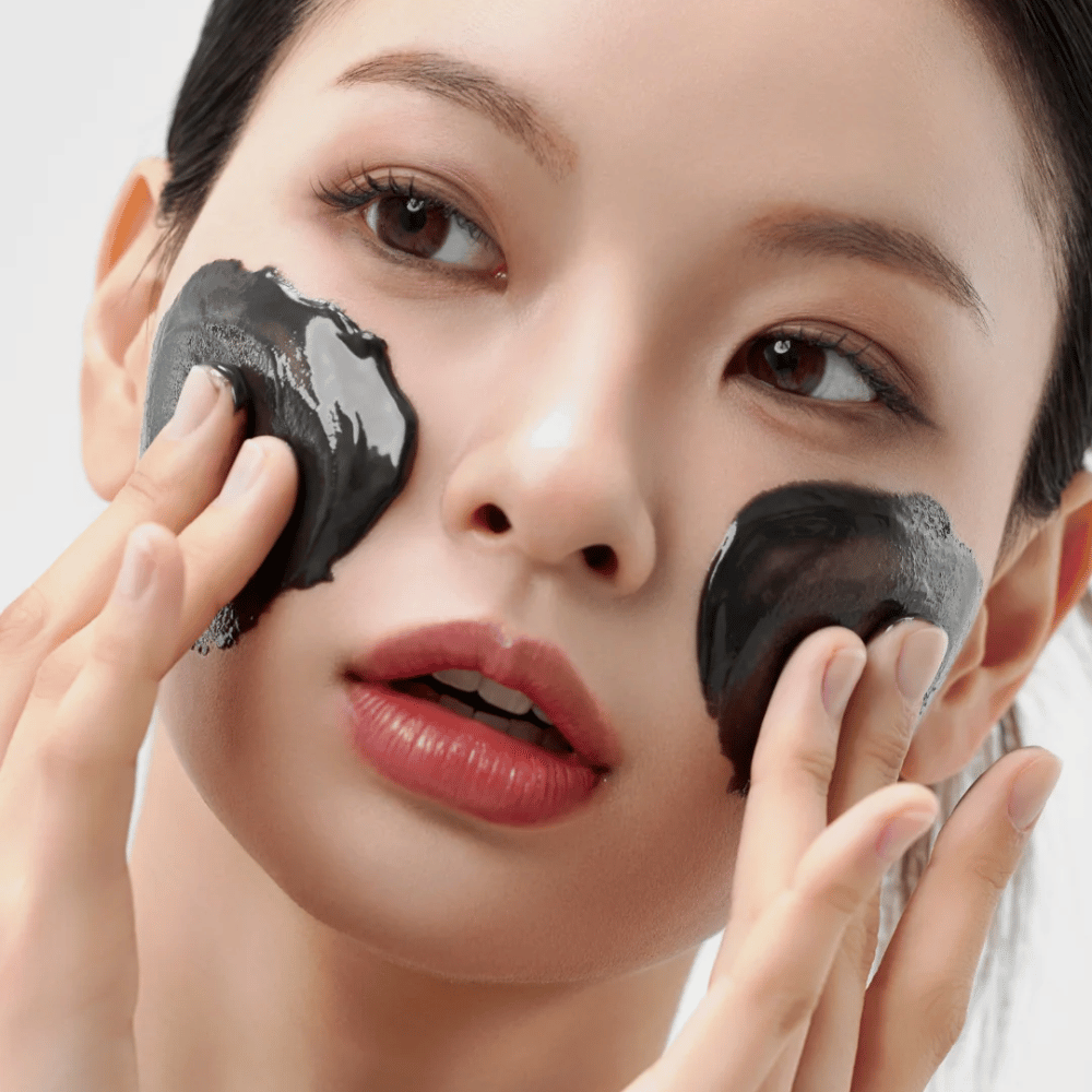 Nærbillede af anvendelse af Hvordan Midnight Soothing Cleansing Balm i ansigtet. Blød rensebalm, der opløser urenheder og giver en rolig hudfornemmelse.