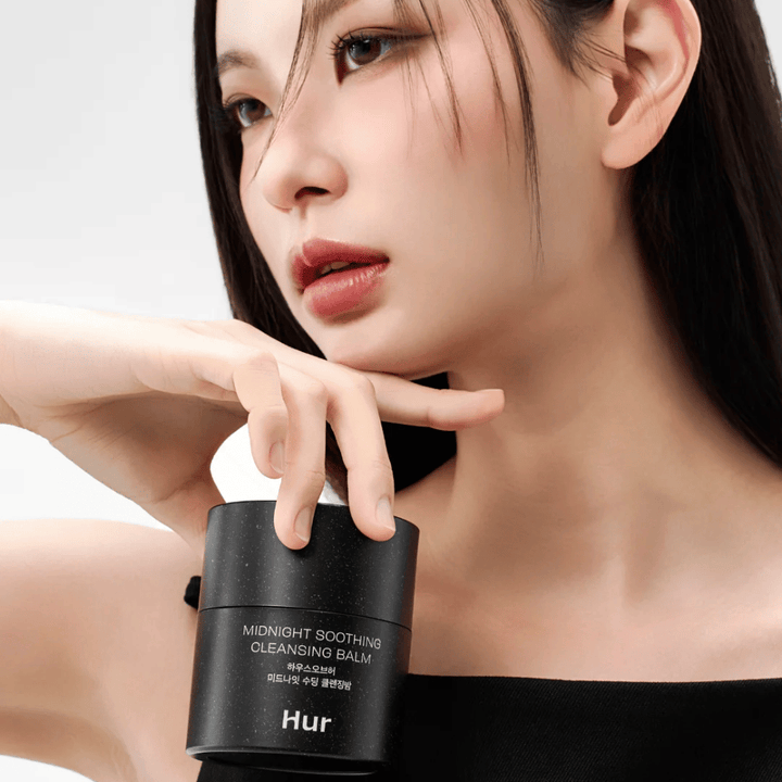 Model holder Hvordan Midnight Soothing Cleansing Balm. Koreansk rensebalm, der effektivt fjerner makeup og renser huden uden irritation.
