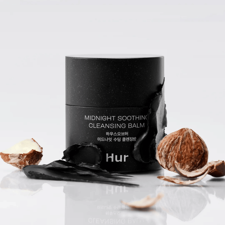 Hvordan Midnight Soothing Cleansing Balm med balmtekstur og naturlige ingredienser. Skånsom ansigtsrens, der beroliger huden og fjerner makeup.