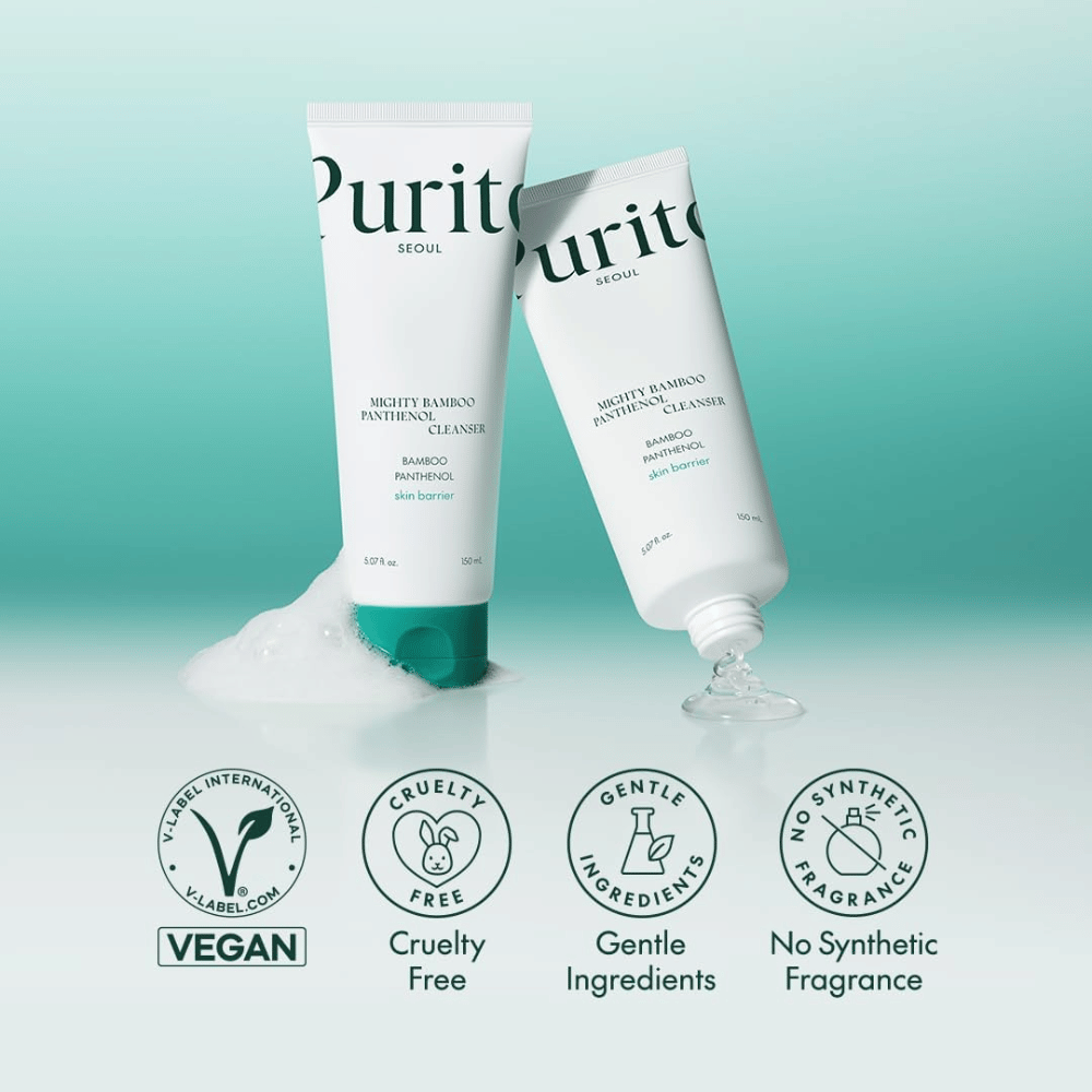 To pakker af Purito Mighty Bamboo Panthenol Cleanser vises med skum, sammen med ikoner for vegansk, cruelty-free og parfumefri formel.
