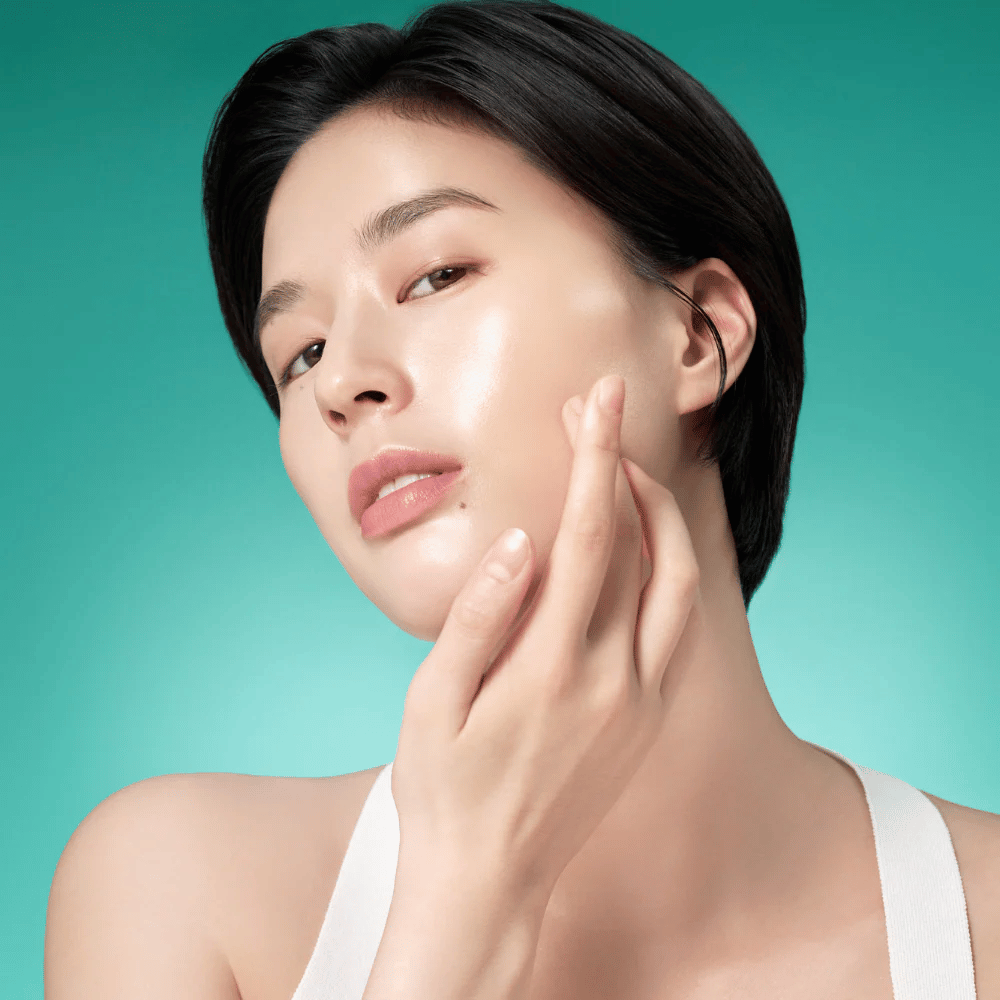 Kvinde med strålende hud efter at have brugt Purito Mighty Bamboo Panthenol Serum – beroligende og fugtgivende serum, der styrker hudbarrieren.