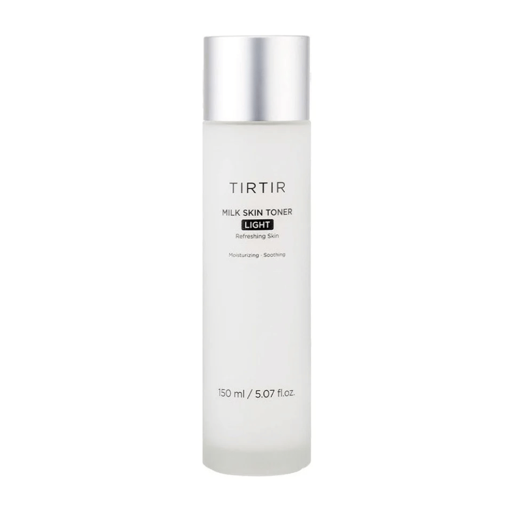 Et billede af et hudplejeprodukt fra TIRTIR, "Milk Skin Toner Light". Flasken er hvid og stilren med tekst, der beskriver toneren som forfriskende, fugtgivende og beroligende. Indholdsmængden er 150 ml eller 5.07 fl. oz.