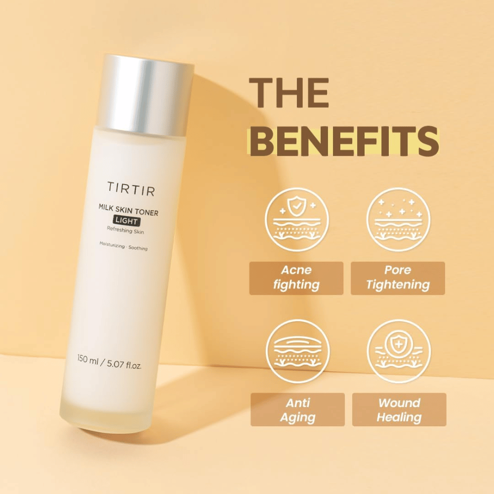 Produktbillede af "TIRTIR Milk Skin Toner Light" på en gul baggrund med teksten "THE BENEFITS". Flasken præsenteres med ikoner, der fremhæver dens egenskaber: bekæmper acne, strammer porer, anti-aging og heler sår.