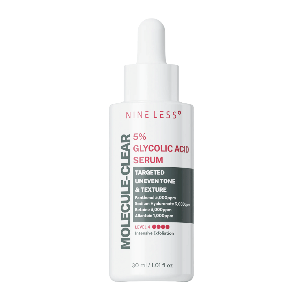 Nine Less Molecule-Clear 5% Glycolic Acid Serum i hvid flaske med pipette, 30 ml. Eksfolierende serum til ujævn hudtone og tekstur med panthenol, hyaluronsyre, betaine og allantoin.