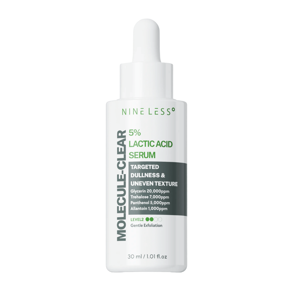 Nine Less Molecule-Clear 5% Lactic Acid Serum i hvid flaske med pipette, designet til at udjævne ujævn hudtekstur og give skånsom eksfoliering. Størrelse 30 ml.