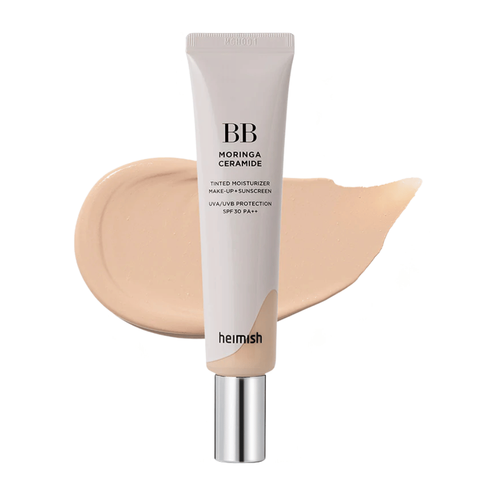 Produktbillede af Heimish Moringa Ceramide BB Cream foran en lys nuanceprøve. Billedet fokuserer på en lysere farvetone og viser den bløde, naturlige finish, som BB-cremen giver huden.