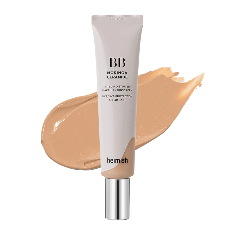 Produktbillede af Heimish Moringa Ceramide BB Cream foran et strøg af beige BB-creme. Billedet fremhæver en mellemmørk nuance samt produktets fugtgivende og udjævnende egenskaber.