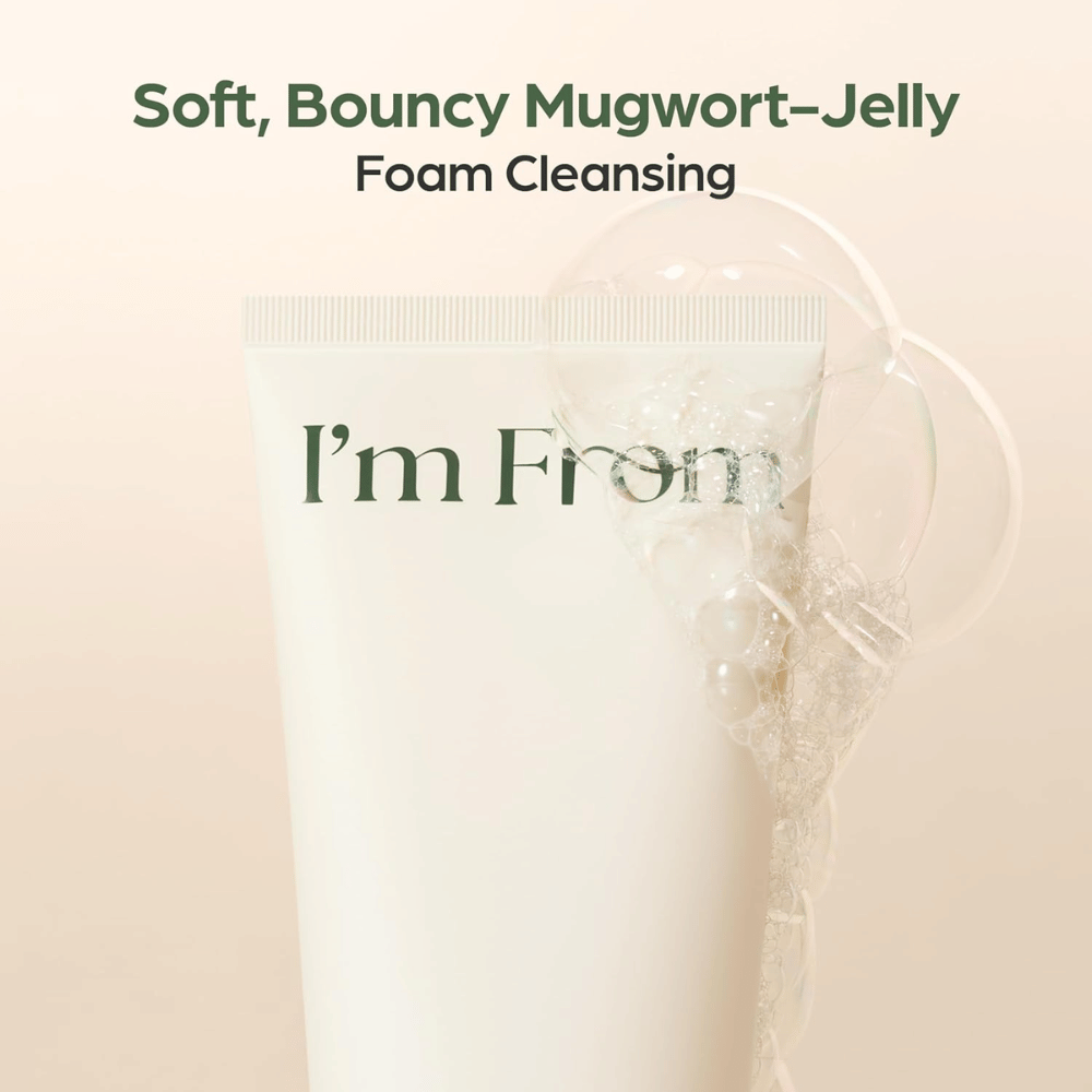 I'm From Mugwort Gel Cleanser med blød gelékonsistens, som danner renseskum. Nærbillede af beige tube med gennemsigtige skumbobler.