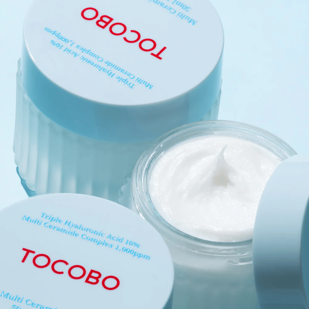 Billedet viser "Multi Ceramide Cream" fra TOCOBO, som er en fugtighedscreme med tredobbelt hyaluronsyre og et kompleks af flere ceramider. Produktet er beregnet til intensivt at fugte og styrke hudens barriere.
