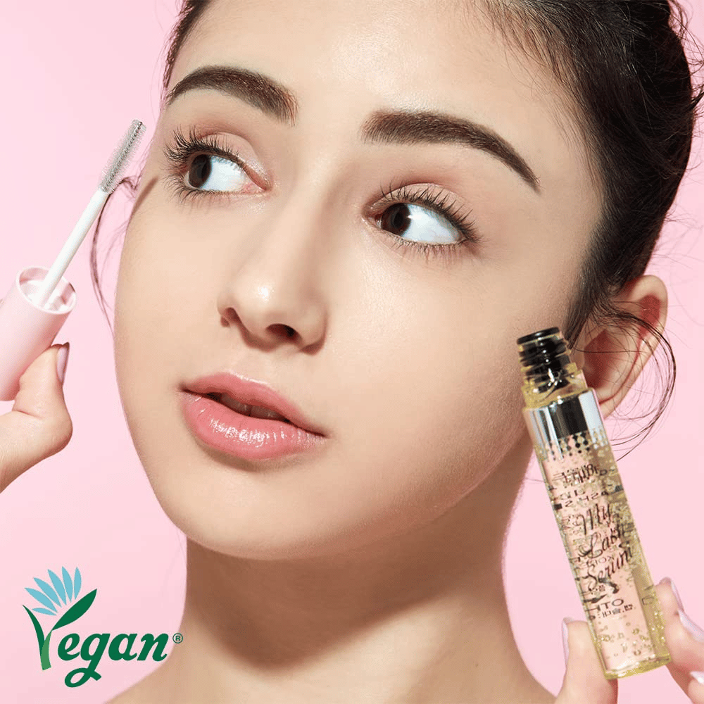 Model anvender vegansk My Lash Serum med børste på øjenvipperne – koreansk øjenvippeserum som styrker, plejer og fremmer vippevækst.