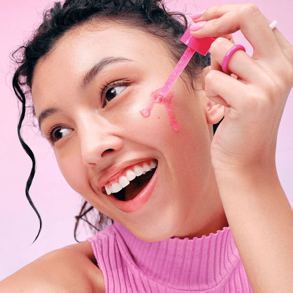 Påføring af EqualBerry NAD+ Peptide Boosting Serum – glødgivende serum med NAD+ og peptider for fastere hud
