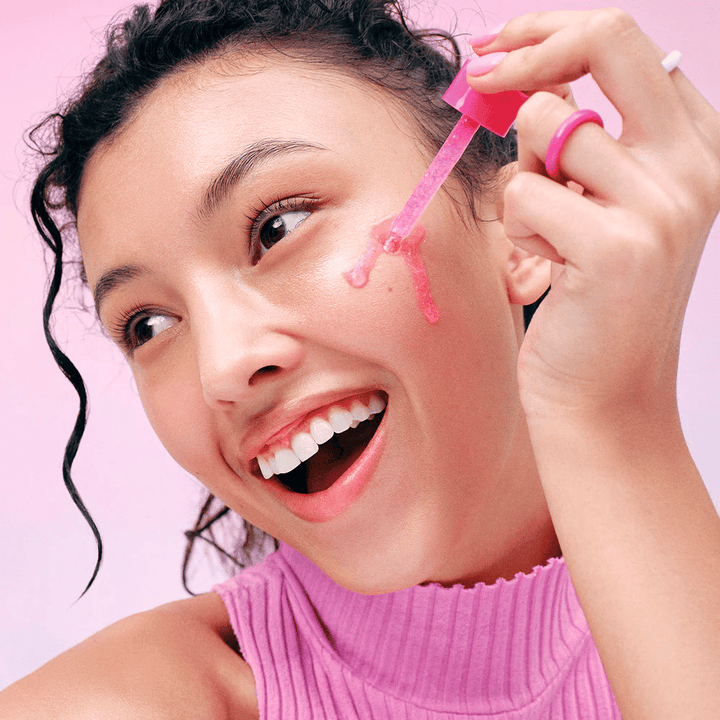 Påføring af EqualBerry NAD+ Peptide Boosting Serum – glødgivende serum med NAD+ og peptider for fastere hud